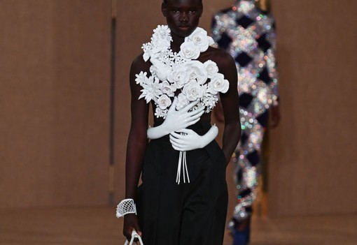 Sydney Sweeney melleit csak néhány aprócska virág takarta a vörös szőnyegen