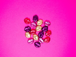 Tényleg egészségesebbé tesz a csókolózás?