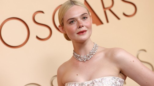 Elle Fanning meseszép hercegnőként ragyogott az Oscar vörös szőnyegén, a ruhája különleges jelentést hordozott 