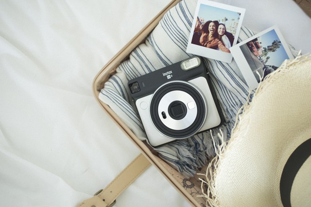 A világ igenis négyszögletű! Megérkezett a Fujifilm Instax új Square SQ6 kamerája