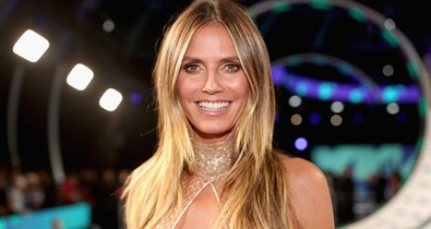 Heidi Klum vajon a napozásra vagy a pucérkodásra összpontosít ezeken a fotókon?