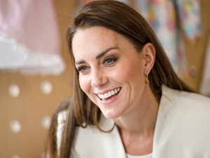 Kate Middleton sima fehér pólóban és Zara blézerben is ultracsinos