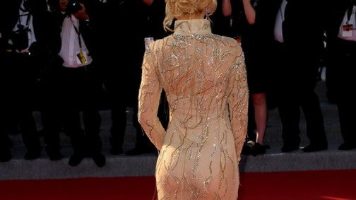 Formás hátsóját mutatta meg a vörös szőnyegen a műsorvezető