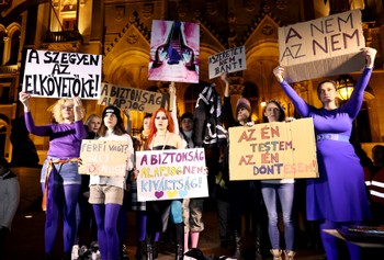 A magyar nők az asztalra csaptak: fotókon a Sikítozó kékharisnyák demonstráció legemlékezetesebb pillanatai