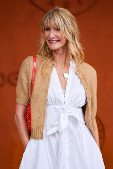 A most 59 éves Laura Dern sikeres karriert futott be, mióta a paleobotanikus, Dr. Ellie Sattler szerepébe bújt. Később olyan filmekben mutatta meg színészi tehetségét, mint a Vadon, de szerepelt például a Csillagok háborúja VIII: Az utolsó Jedik című filmben is. Érdekesség, hogy a Jurassic Park forgatásának kezdetekor mindössze 23 éves volt, míg partnere Sam Neill 43.