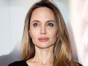 Angelina Jolie rövid, szőke haja a legmenőbb dolog, amit ma láthatsz