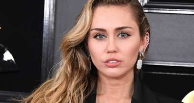 Miley Cyrus háromszor mutatta meg cicijét a Grammy-gálán