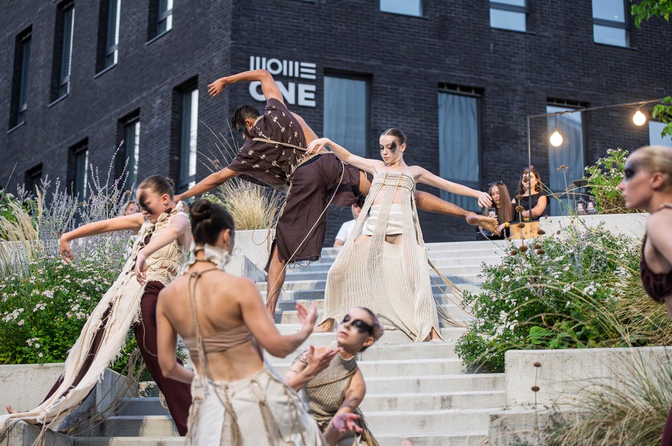 Mome Fashion Show: a Táncművészeti Egyetem hallgatóinak performansza Fotó: Sulyok László