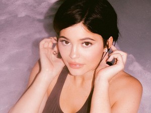 Nagyon merész! Kylie Jenner egész nap a jacuzziban pucsított!