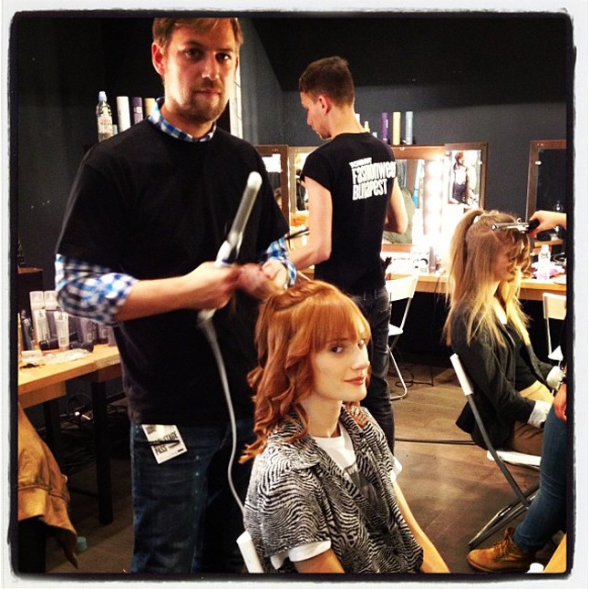 A Fashion Week Budapest és a Toni&Guy mesterfodrásza, Friedman Péter serényen dolgozik a backstage-ben.