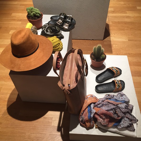 Az izgalmas nyomatok mellett a tone on tone, azaz az azonos színtónusú darabok keverése tűnik könnyen megvalósítható és nagyon hatásos stílustrükknek.