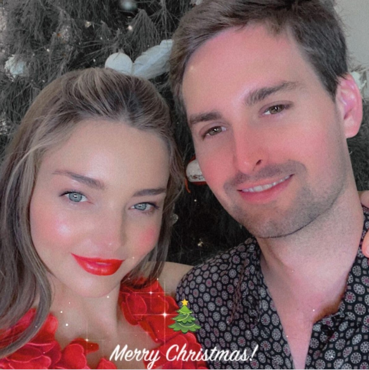 Miranda Kerr férjével közösen kíván boldog karácsonyt.