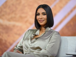Kim Kardashian bemutatja a tengerparti kiegészítőt, amiről fogalmunk sem volt, hogy kell