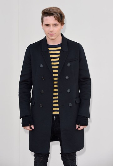 Brooklyn Beckham itt a Burberry 2016-os őszi–téli bemutatóján látható Londonban. Markáns vonásai és határozott fellépése alapján már ekkor sejthető volt, hogy egy magabiztos kiállású, sármos férfi válik majd belőle.