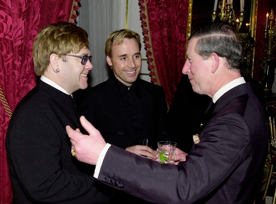 Károly király, Elton John és David Furnish 2001-ben
