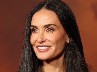 Demi Moore testét csak néhány virág takarta, meztelenruhája nem sokat bízott a képzeletre