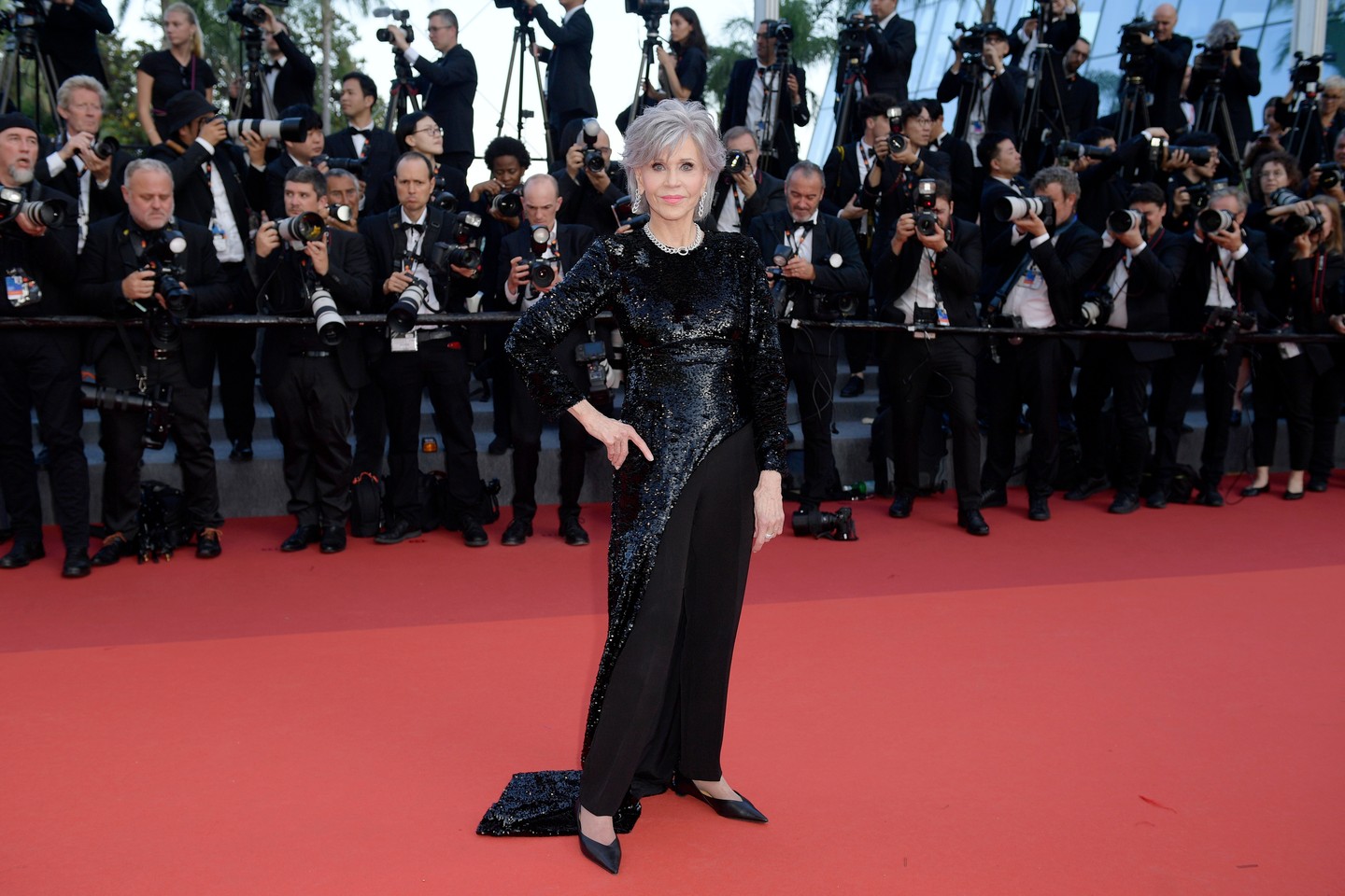 Jane Fonda 2023-ban a Cannes-i Nemzetközi Filmfesztiválon az Elemi című animációs film premierjén egy fekete flitterekkel díszített AMI Paris csodát visel