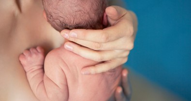 Megható és természetes élmény a vízben szülés a terhesség nehézségei után