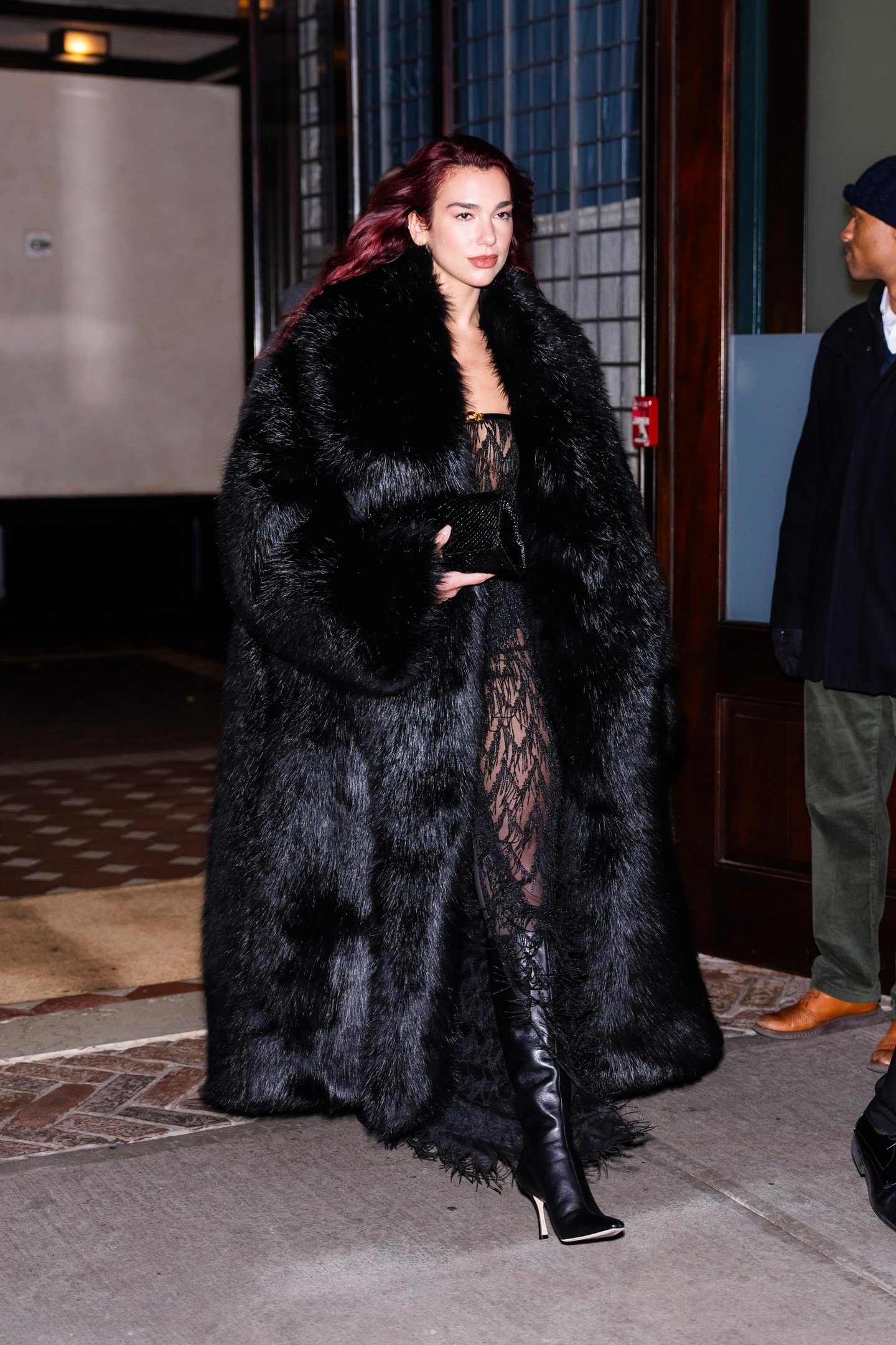 Dua Lipa télen sem tud letenni a pucérruha viseléséről, de egy nagy kabáttal minden gond orvosolható