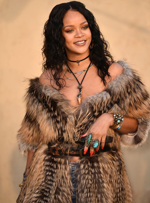 Rihanna szőrme felsőben