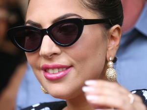 Lady Gaga dögös hollywoodi dívaként tér vissza a nyilvánosság szeme elé New Yorkban