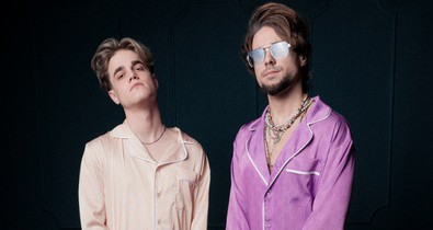 Szépréthy Roland a Sztárbox műsorvezetője selyempizsamában beszélget a riportalanyokkal