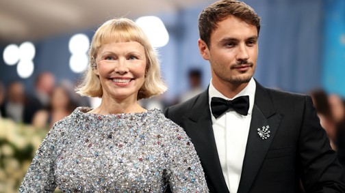 Pamela Anderson brutálisan rövid hajjal érkezett a Met-gálára, és nem is akárki ez a sármos fiatal férfi mellette