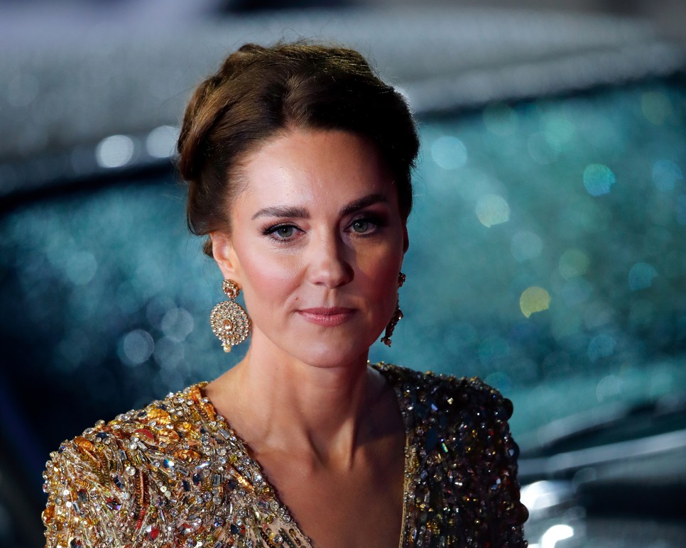 Azt hiszed Katalin hercegné ruhája volt a legkülönlegesebb a James Bond premieren? Akkor még nem láttad ezeket a szetteket! 