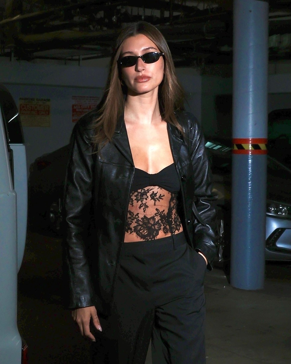 hailey bieber meztelenfelső