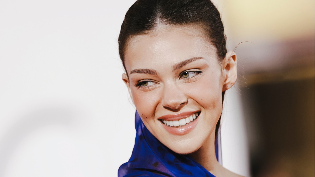 Nicola Peltz gyakorlatilag melltartóban érkezett a párizsi divathétre, csak úgy ragyogott Brooklyn Beckham oldalán