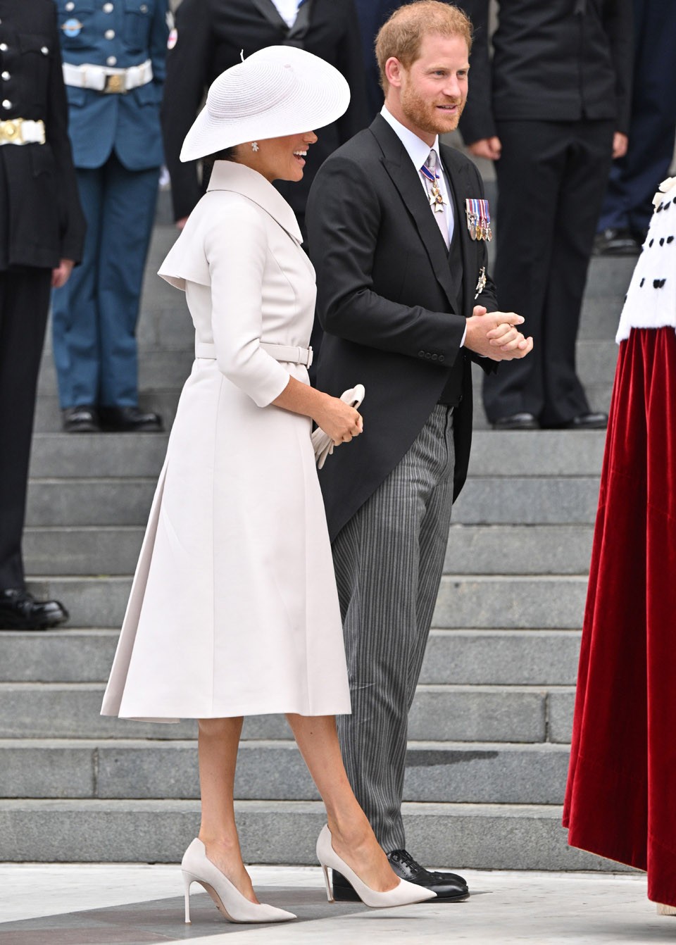  Meghan Markle hófehér kabátruhában érkezett az istentiszteletre