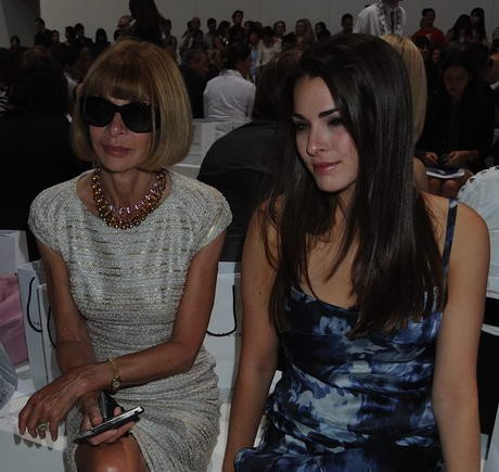 Anna Wintour szokásos napszemüvegében, mellette lánya, Bee Shaffer.