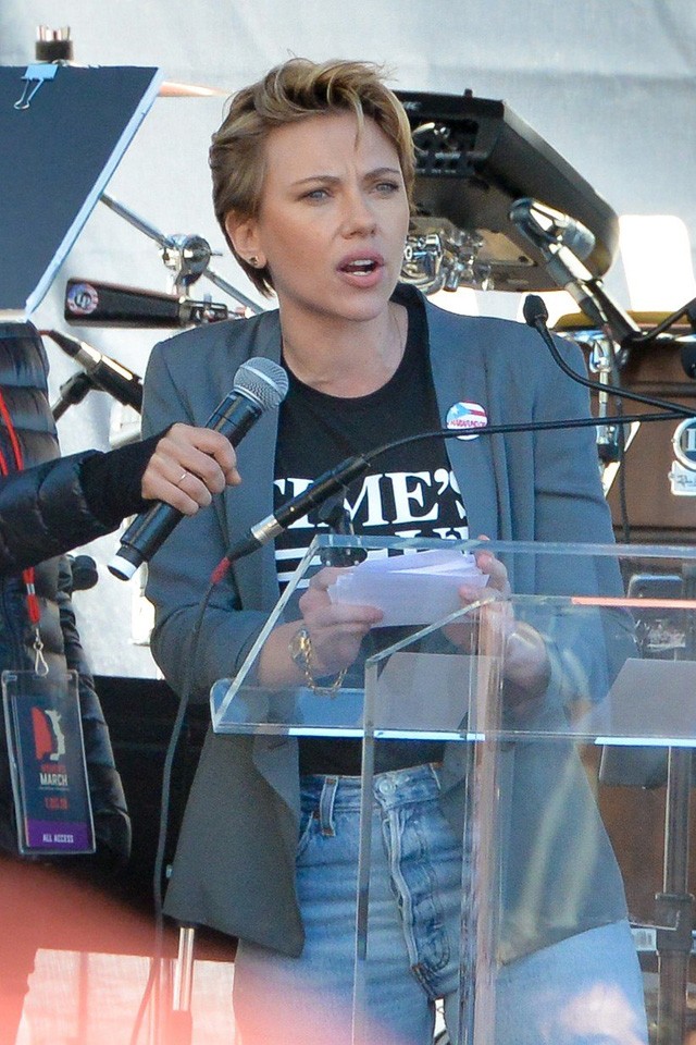 Scarlett Johansson beszédet mond