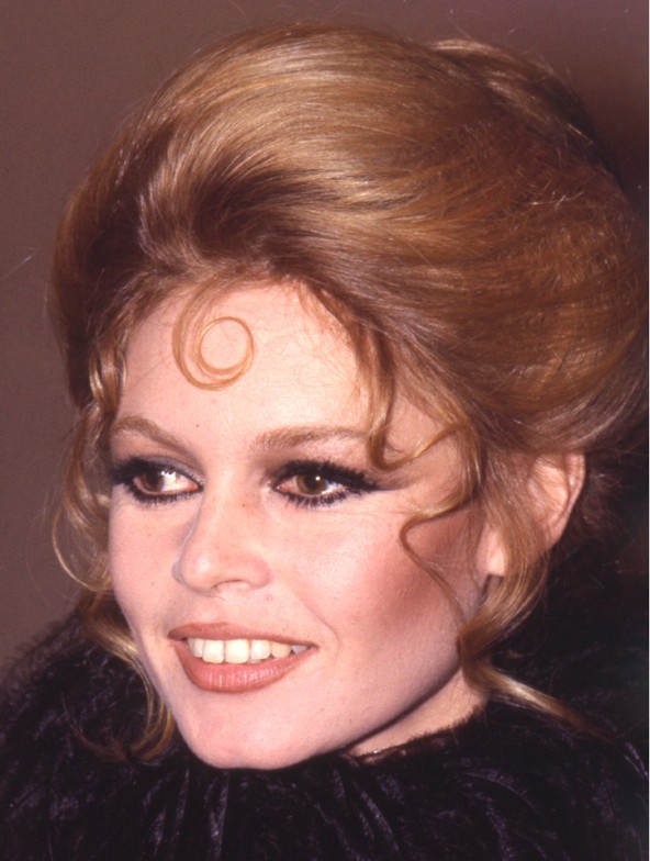 A 70-es évek végén új frizurával állt elő. A göndörített huncutkákkal megbolondított, laza de szépen fésült nagy konty itt már visszafogottabb szőke árnyalatú, de nem tagadhatjuk, ez is csábítóan néz ki.
