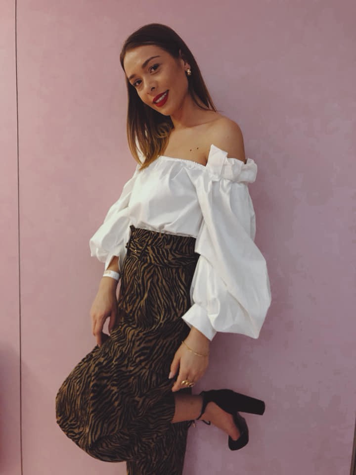 Szécsi Böbe énekesnő Zia, Nanushka darabokban, illetve Babushka ékszerekben