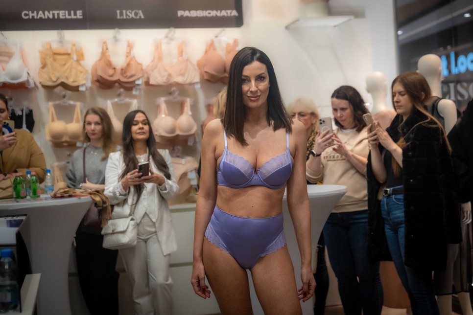 Nem csak a fiatalok keresgélhetnek vonzó, kényelmes fehérneműket, hanem minden korosztály! Ez igazán felszabadító élménnyé teszi a vásárlást!