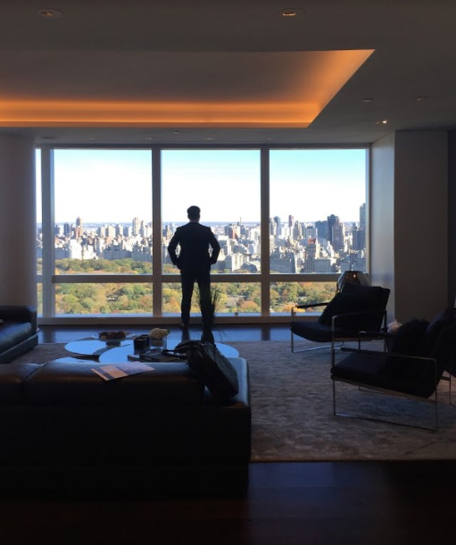 Ingatlanügynök lakásnézés közben a Time Warner Centerben.