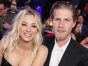 Az Agymenők szőke bombázója mindent megmutatott csipkeruhája alatt