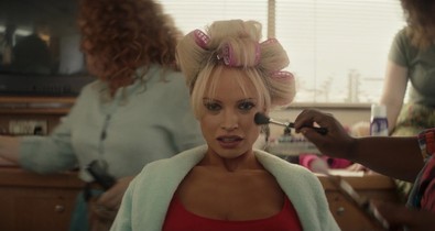 Így lett Lily James-ből Pamela Anderson: Négy órát vett igénybe az átalakulása minden nap