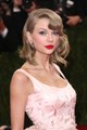 Taylor Swift pedig minden alkalommal olyan, mintha az 50-es évekből lépett volna elő.