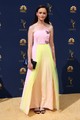 Alexis Bledel 2018-ban az Emmy-gálán tavasztündérként ragyogott, és egy sárga-rózsaszín ruhakölteményben állt a kamerák elé. 