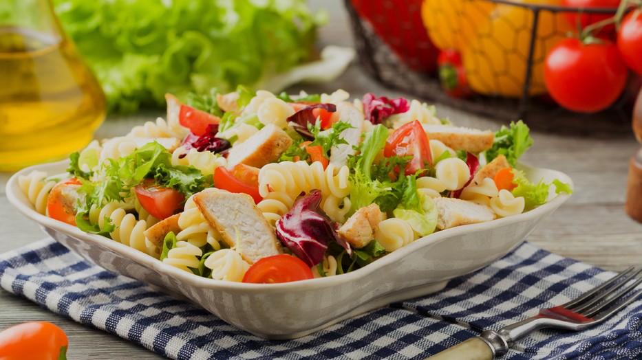 Könnyű tavaszi csirkés tésztasaláta