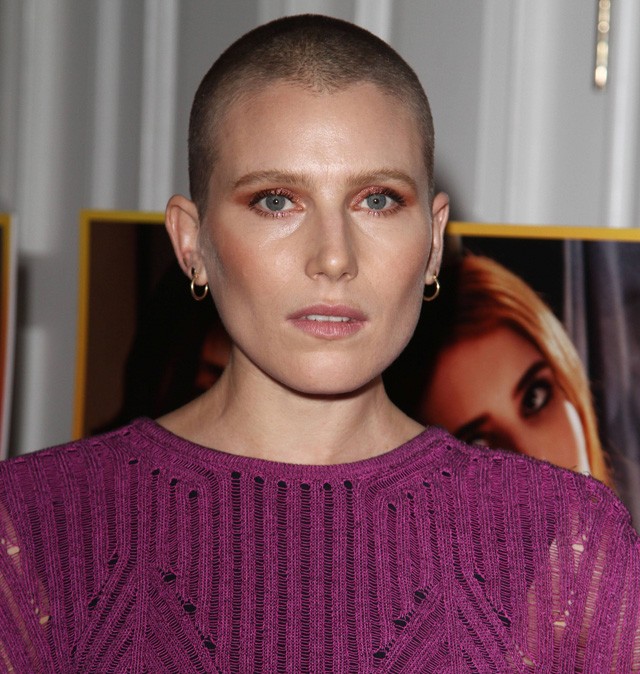 Dree Hemingway szerint kopaszság segített neki abban, hogy elfogadja önmagát, igaz most már növeszti a haját