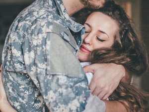 Büszkeség, állandó rettegés, magányos ünnepek - katonafeleségek élete a frontvonalon túl