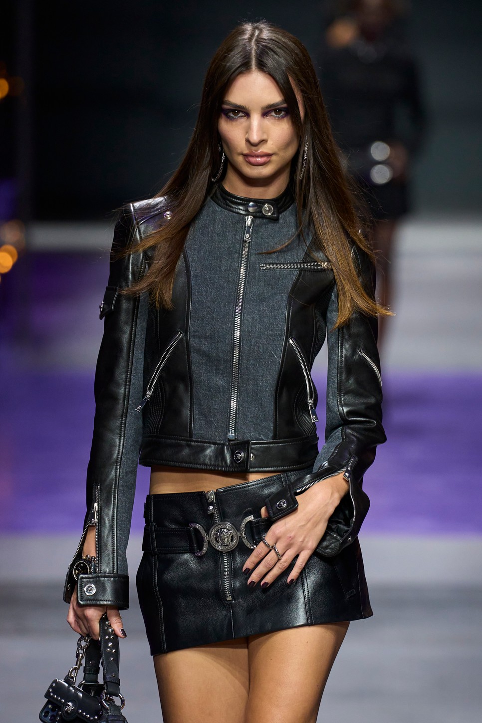 Emily Ratajkowski talpig Versace-ben