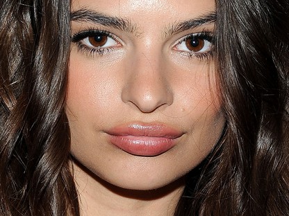 Vigyázat, ebből mém lesz: Emily Ratajkowski lófarka önáló életet él