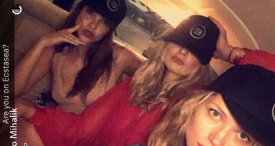 Palvin Barbi és Mihalik Enikő bikiniben szexiskednek a medence szélén