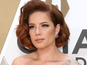 Halsey teljesen kikelt magából a koncertjén, amiért a rajongók az exe nevét skandálták