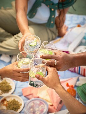 A tervezőnek kihívást jelentett, hogy felidézzen néhány teret, ahová beleképzelheti a kreációit 