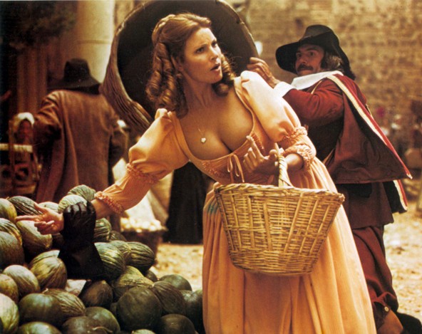 Raquel Welch, a 70-es évek szexistennője a plasztikai sebészet nagy híve volt. Elsőként tökéletes, méretes kebleket csináltatott magának, amelyeket szívesen tárt a világ elé filmben, civilben egyaránt.